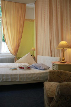 Гостиница Hotel Waldfriede  Дармштадт